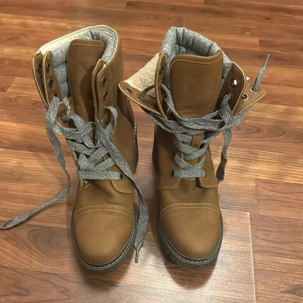 Women’s Roxy’s size 8 “wander on boot” EUC!!